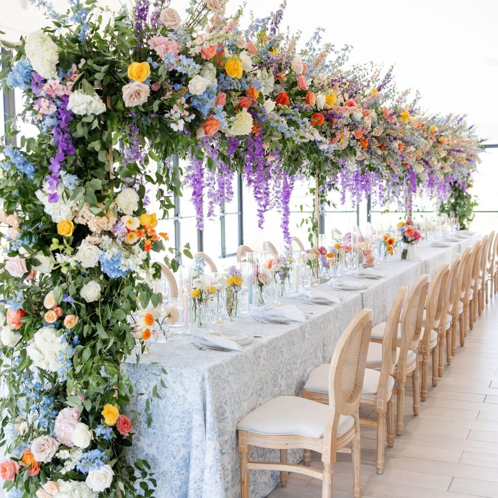 Va-va-BLOOM! Statement florals are having their moment! From hanging installations to suspended chandeliers, these floral features are the ultimate way
