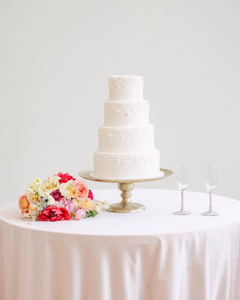 How sweet it is to be loved by you⁠ 🍰💗⁠ •⁠ •⁠ Wed Society | Oklahoma FEATURED vendors:⁠ Cake: alliesbakingboutique⁠
