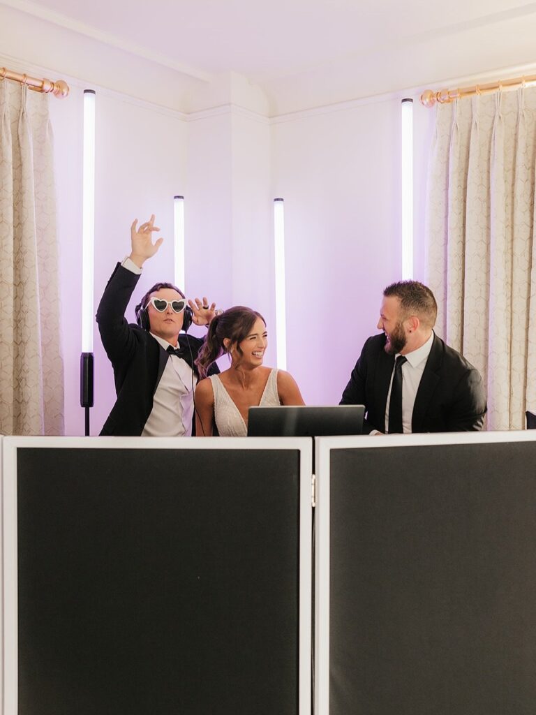 Cold sparks are the perfect way to make your private last dance unforgettable ✨ ignite_the_night_ent brings the wow-factor with this